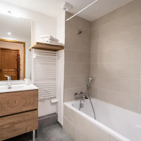 8 Pers, 86m², A 50m Des Pistes Et Commerces A Montalbert, Parking Et Wifi Inclus *